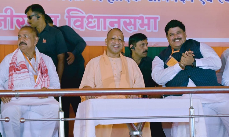 CM Yogi addressed a public meeting in Wazirganj.