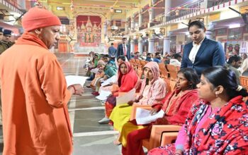 CM Yogi met 200 people and listened to their problems.