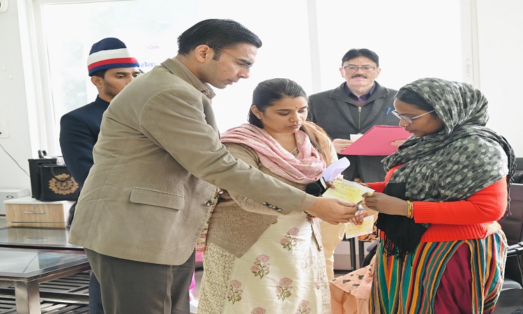 रायफल फंड को डीएम ने बनाया सेवा का हथियार, एक-एक बुलेट आ रहा जरूरतमंदो के काम