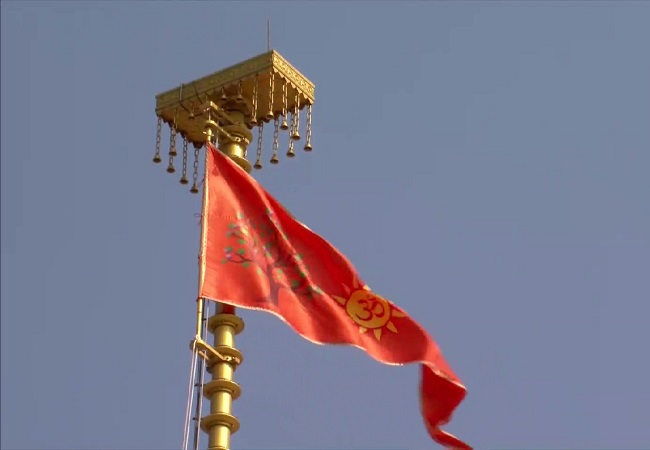 राम मंदिर पर लहराया धर्म ध्वज, पीएम मोदी ने किया ध्वजारोहण