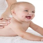 मालिश से बच्चे की खत्म होती अकड़न, ये Baby Oil है बेस्ट