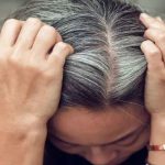 असमय सफेद बालों को काला करने के लिए लगाएं ये