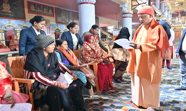 CM Yogi listened to the problems of 250 people.