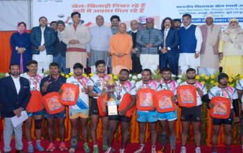 CM Yogi rewarded the winners of the MLA sports competition.