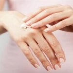 सर्दियों में ड्राई हो गई है हाथों की त्वचा, तो ऐसे बनाएं मुलायम