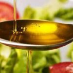 सोने से पहले चेहरे पर लगाएं ये तेल, मिलेगी दमकती स्किन