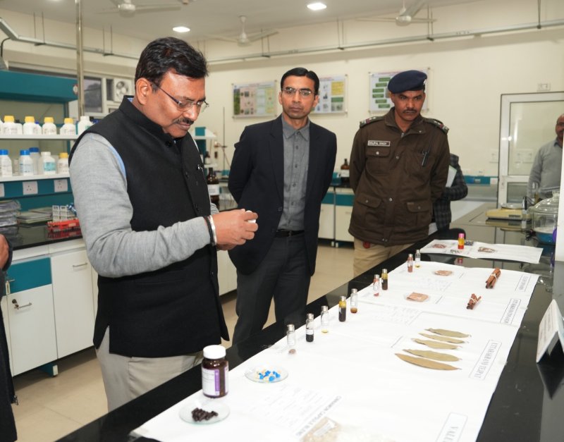 आनन्द बर्द्धन ने सगन्ध पौधा केन्द्र का किया भ्रमण