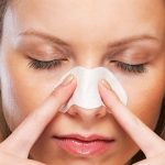 फेस पर ब्लैकहेड्स का  है कब्जा, इन उपायों से करें दूर