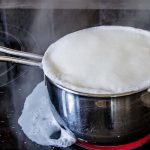 रसोई में बार-बार गिर रही हैं ये चीजें तो हो जाएं अलर्ट, घर से चली जाती है सुख-समृद्धि