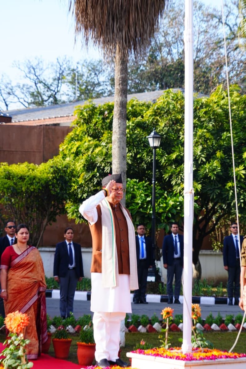 संविधान की शपथ के साथ सीएम धामी ने फहराया तिरंगा