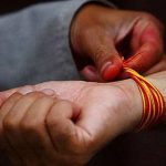 जानें कलावा खोलने की सही विधि और नियम