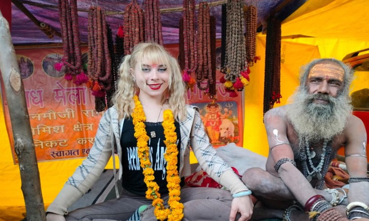 Lucrezia from Italy is performing Bhajan Kirtan at the Magh Mela