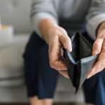 घर में इन जगहों पर न रखें पैसे, वरना मेहनत की कमाई हो सकती है स्वाहा