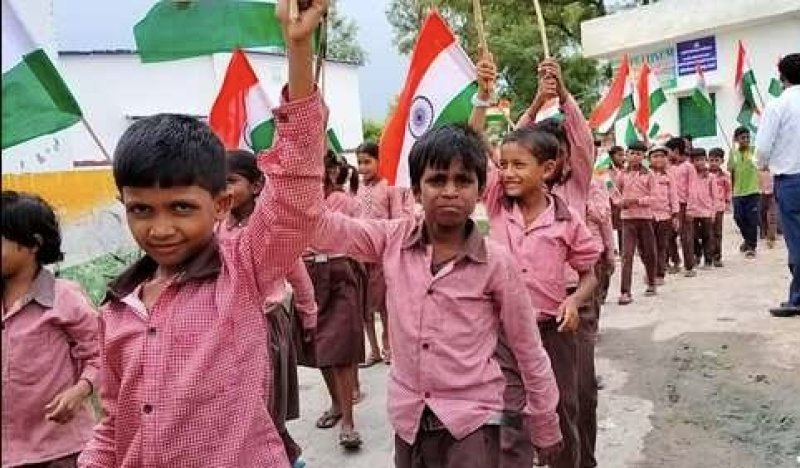 1.32 लाख विद्यालयों में फहरा तिरंगा, 375 शिक्षा रथों से जन-जन तक पहुंचा शिक्षा का संदेश