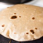 रोटी बनाते समय न करें ये काम, घर से चली जाएगी बरकत