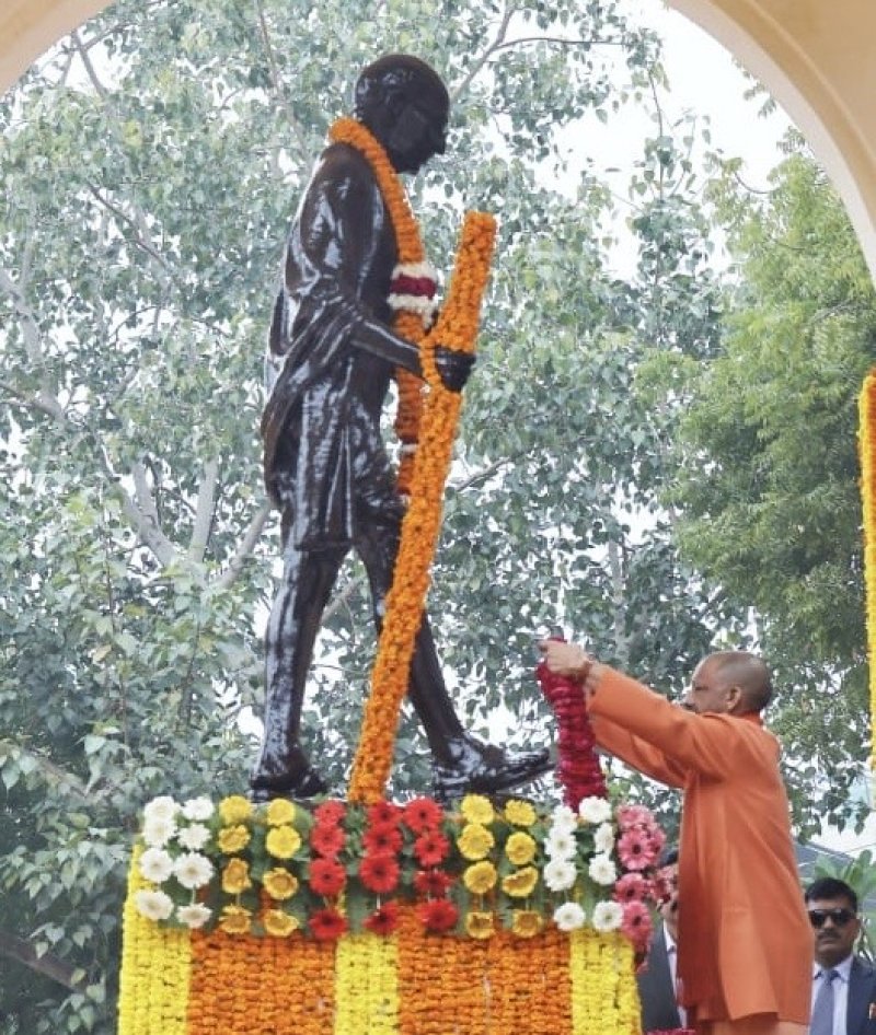 राष्ट्रपिता की पुण्य तिथि पर सीएम योगी ने बापू को किया नमन