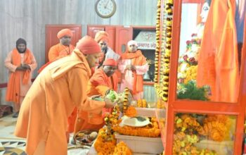 CM Yogi offered Khichdi of faith to Guru Gorakhnath.
