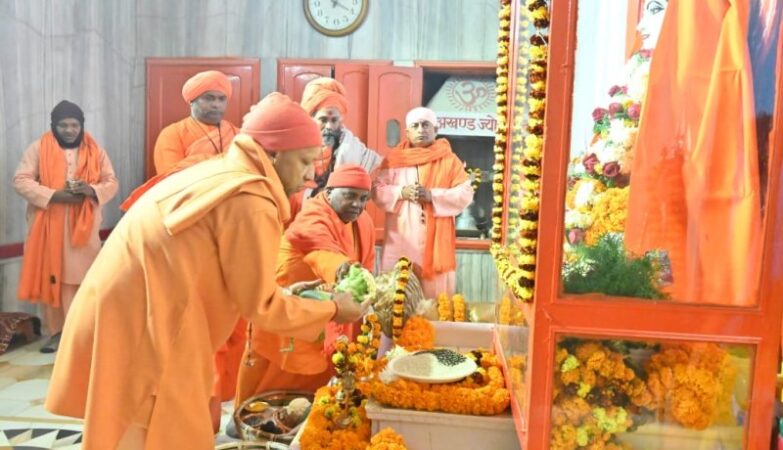 CM Yogi offered Khichdi of faith to Guru Gorakhnath.