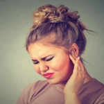 कान से आती बदबू से हैं परेशान, तो अपनाएं ये नुस्खे