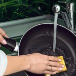 जले हुए नॉन स्टिक पैन की सफाई होगी आसान, आज़माएं ये टिप्स