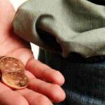 हाथों से इन चीजों का गिरना होता है अशुभ, हो जाए अलर्ट