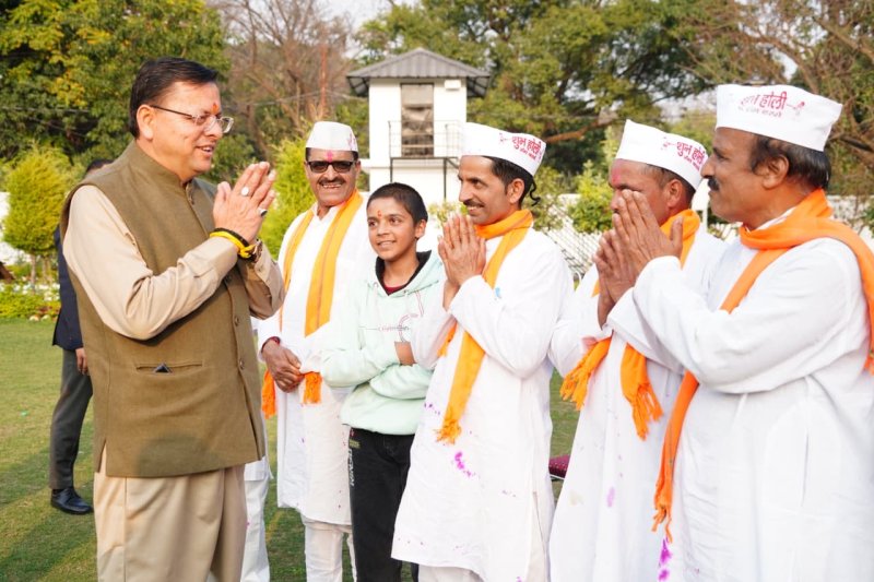 चम्पावत से आए होल्यारों ने मुख्यमंत्री से की भेंट, होली की दी शुभकामनाएं
