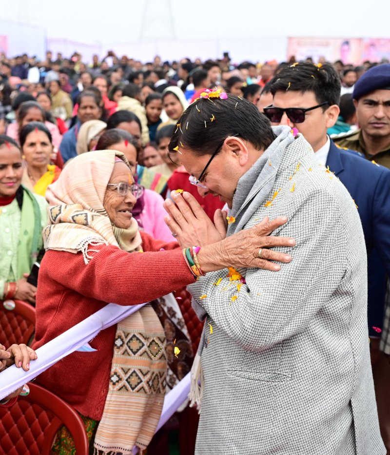 सीएम धामी ने माघ खिचड़ी भोज कार्यक्रम में किया सहभाग, ग्रहण किया प्रसाद