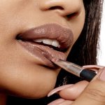 लिपस्टिक लगाते समय न करें ये गलती, बन जाएंगी मजाक का पात्र