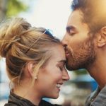 मिले तेरे होठ मेरे होठों से ऐसे… इन मैसेजों को भेजकर मनाए Kiss Day