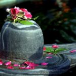 महाशिवरात्रि के दिन शिवलिंग पर बेलपत्र चढ़ाते समय इन बातों का रखें ध्यान