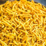 होली पर घर पर ही बनाएं आलू भुजिया सेव, रंगों के साथ लगाएं स्वाद का तड़का