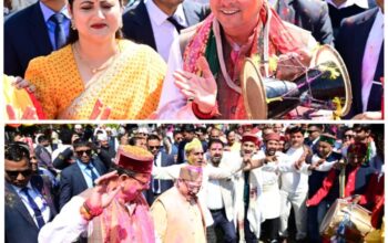 Artists indulge in Holi colours at CM's residence