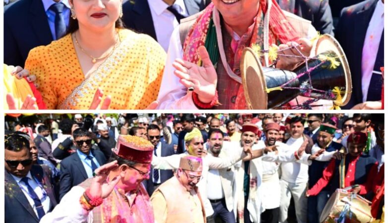 Artists indulge in Holi colours at CM's residence