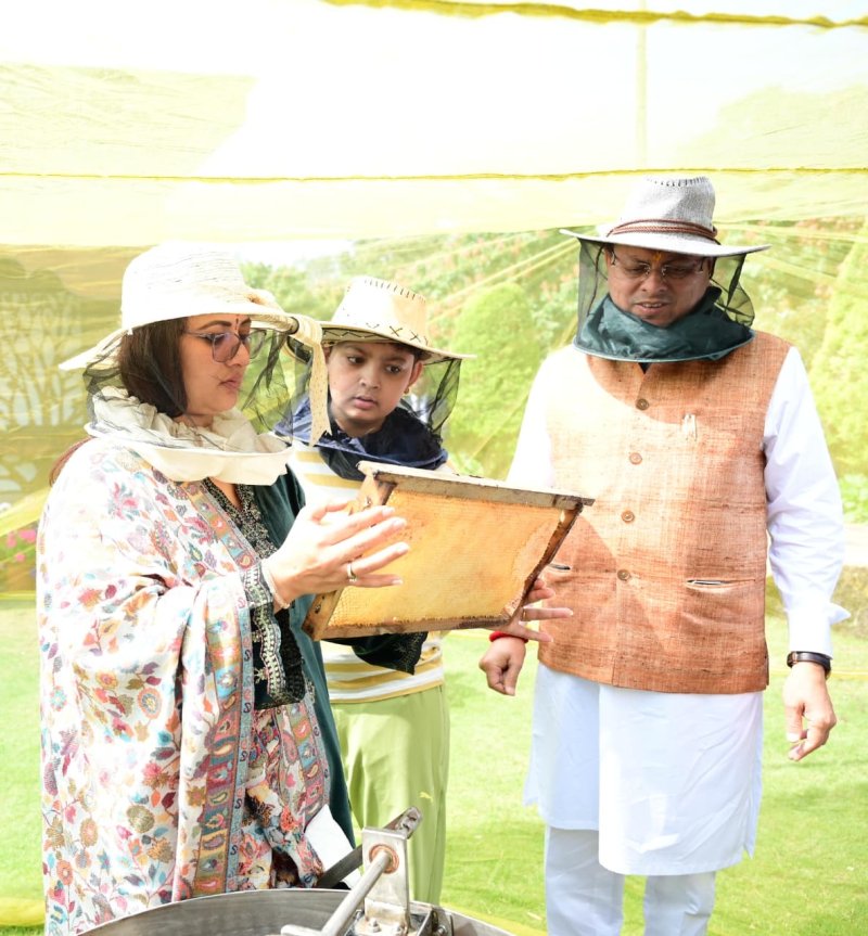 सीएम आवास में 60 किलो शहद निष्कासन, ‘3-बी गार्डन’ विकसित करने के निर्देश