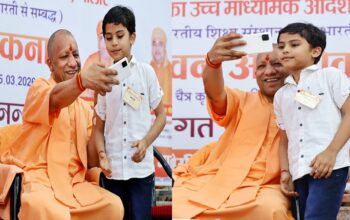 CM Yogi took a selfie with the child