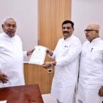 राज्यसभा में नीतीश कुमार का कदम, संजय झा ने सौंपा प्रमाण पत्र