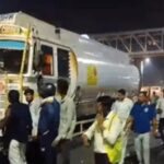 मौत का पेट्रोल! टैंकर से रिसा तेल तो जान दांव पर लगाकर टूट पड़े लोग