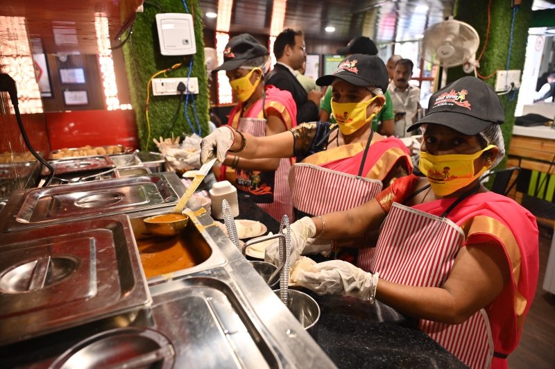 प्रेरणा कैंटीन से जुड़कर 10 हजार से अधिक महिलाएं बनीं लखपति