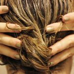 चिपचिपे बालों से निजात दिलाने में मदद करेगी मुलतानी मिट्टी