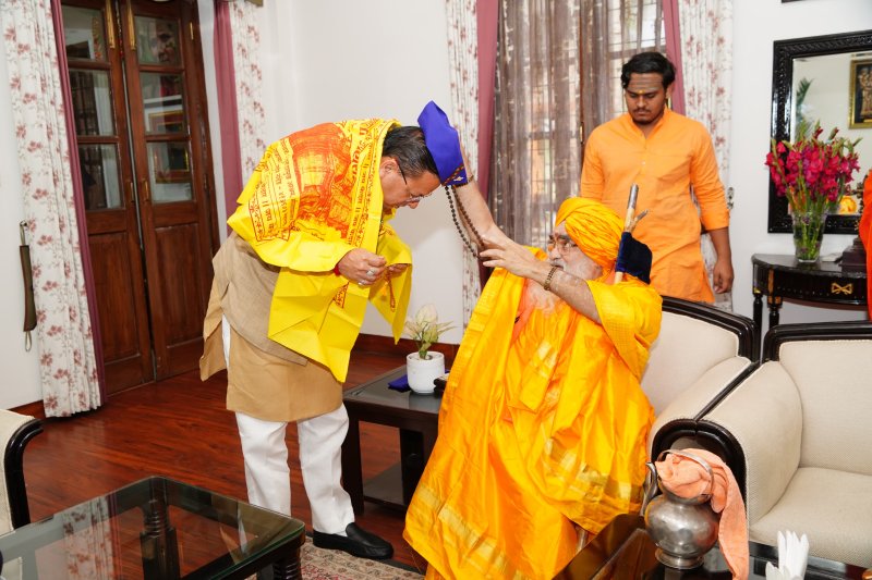 केदारनाथ रावल से मिले मुख्यमंत्री धामी, यात्रा तैयारियों पर हुई अहम चर्चा