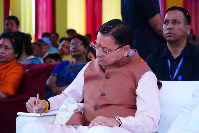 मुख्यमंत्री धामी ने सुना प्रधानमंत्री मोदी का ‘मन की बात’ कार्यक्रम, कहा- मिलती है आगे बढ़ने की प्रेरणा