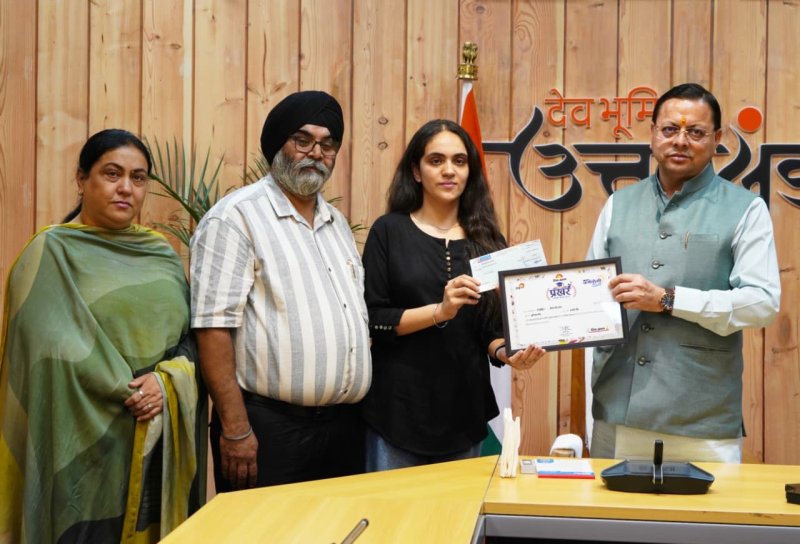 धामी ने मेधावी छात्रों को किया सम्मानित, बोले- मेहनत से बदलती है तकदीर