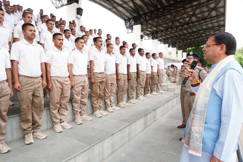 धामी का पुलिस कांस्टेबलों को संदेश: कानून व्यवस्था, आपदा प्रबंधन और ट्रैफिक पर रखें खास फोकस