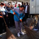 मुख्यमंत्री धामी ने खुद संभाली झाड़ू,स्वच्छता के लिए लोगों को किया प्रेरित