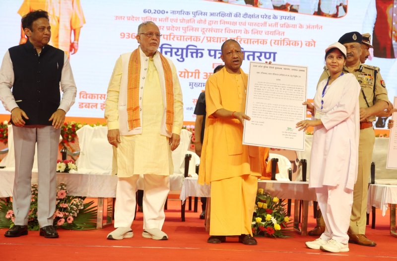 नियुक्ति पत्र पाकर खिले चेहरे, कहा- योगी आदित्यनाथ हैं भ्रष्टाचार की कमर तोड़ने वाले मुख्यमंत्री