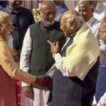 अंबेडकर जयंती पर दिखा सियासत का सौहार्द, मोदी-खरगे के बीच मुस्कुराहट भरा पल