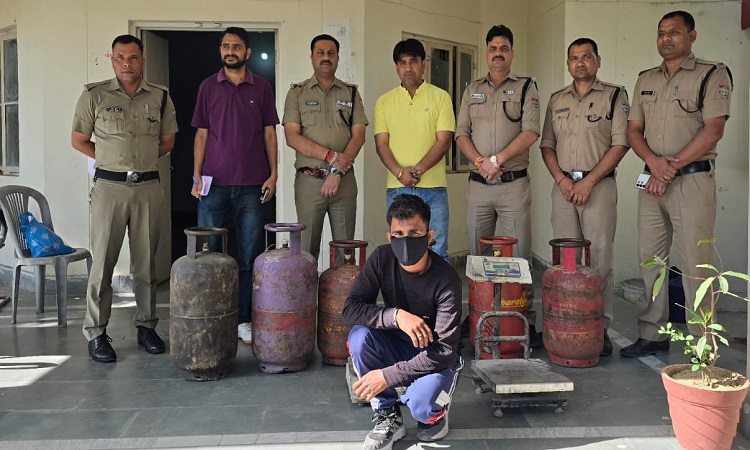 एलपीजी  सिलेंडर कालाबाजारी व अवैध गैस रिफिलिंग पर जिला प्रशासन का सख्त एक्शन; प्राथमिकी दर्ज