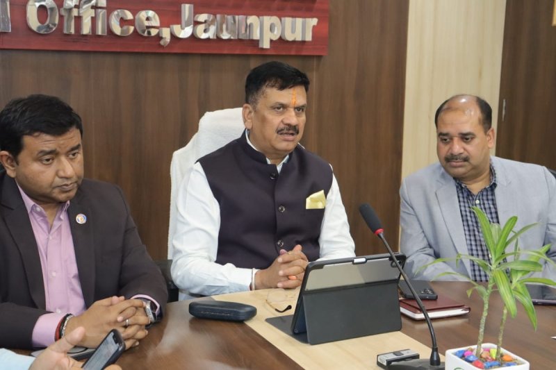 मुख्यमंत्री युवा उद्यमी विकास अभियान में लक्ष्य से अधिक लोन वितरित कर जौनपुर ने मारी बाजी