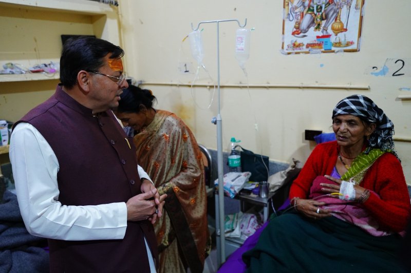 जिला अस्पताल पहुंचे मुख्यमंत्री धामी, मरीजों से मुलाकात कर बेहतर स्वास्थ्य सुविधाओं का दिया भरोसा