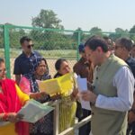 हेलीपैड पर मुख्यमंत्री ने सुनीं जनता की समस्याएं, किसानों को खाद उपलब्ध कराने का दिया निर्देश